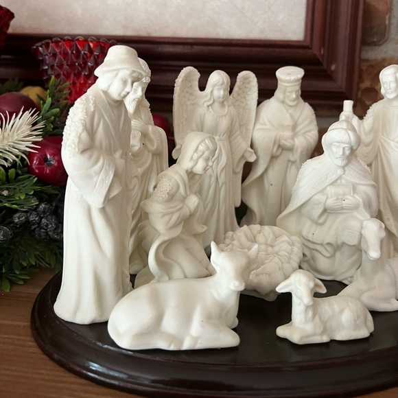 Vintage 1981 Solid Wood
Porcelain Nativity Set - Picture 4 of 11